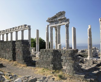 Temple_of_Trajan_i_Pergamon_i_Tyrkiet_333-270