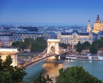 Udsigt_til_Budapest_med_Chain_Bridge_og_St_Stephens_Basilica_333-270