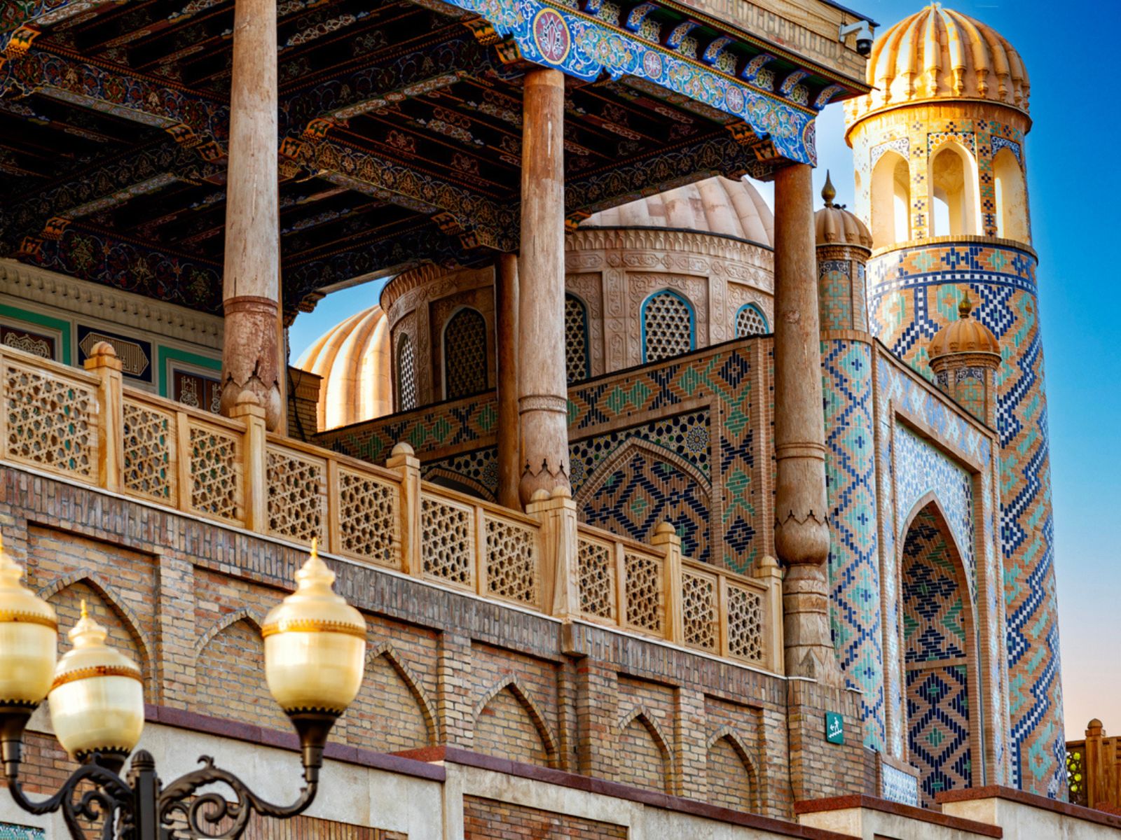 Flot arkitektur med træudskæringer og kupler i Samarkand, Usbekistan Flot arkitektur med træudskæringer og kupler i Samarkand, Usbekistan
