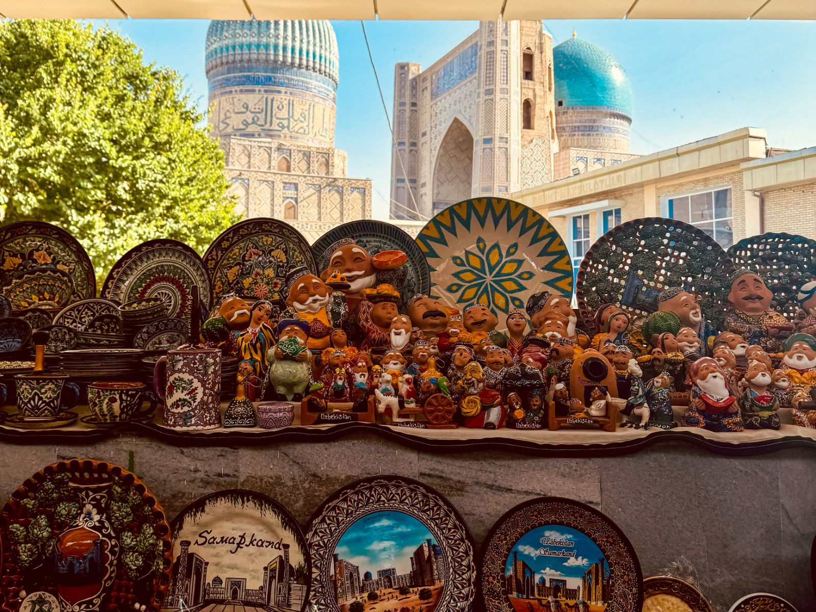 Bod med keramik og Samarkands smukke blå kupler i baggrunden, Usbekistan Bod med keramik og Samarkands smukke blå kupler i baggrunden, Usbekistan