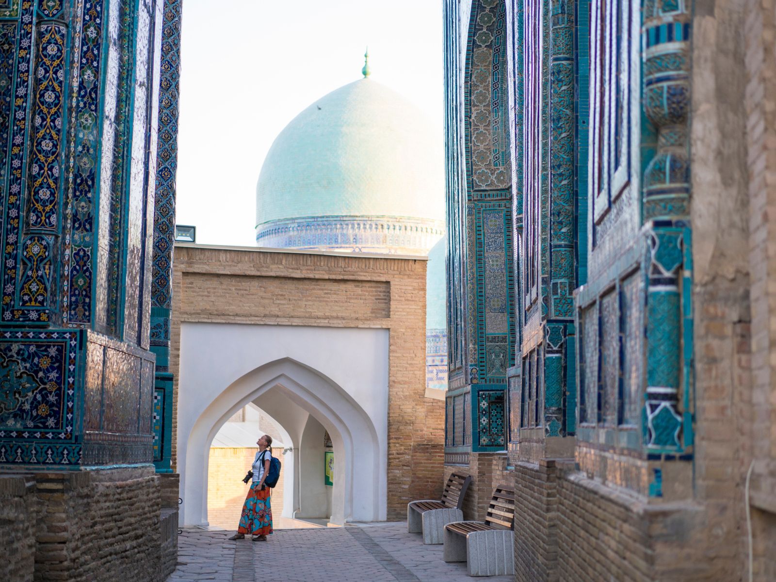 Rejsende ved Shah-I-Zinda Mausoleum i Samarkand, Usbekistan Rejsende ved Shah-I-Zinda Mausoleum i Samarkand, Usbekistan