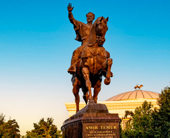 Timur Lenk-statue på Frihedspladsen, Tasjkent, Usbekistan Timur Lenk-statue på Frihedspladsen, Tasjkent, Usbekistan