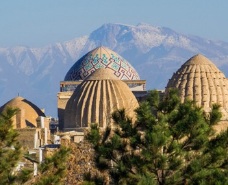 Shah i Zinda med bjerge i baggrunden, Samarkand, Usbekistan Shah i Zinda med bjerge i baggrunden, Samarkand, Usbekistan