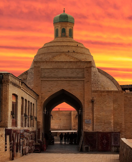 Handelscenter for pengeveksling Toqi Sarrofon i Bukhara, Usbekistan med solrød himmel i baggrunden Handelscenter for pengeveksling Toqi Sarrofon i Bukhara, Usbekistan med solrød himmel i baggrunden