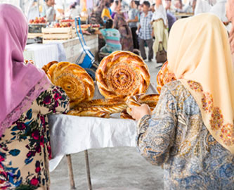 Kvinder sælger brød på usbekisk marked Kvinder sælger brød på usbekisk marked