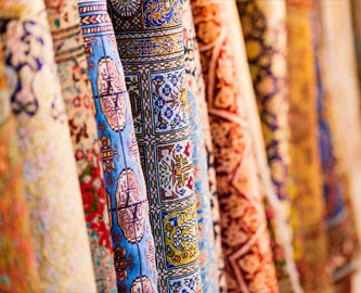 Tæpper til salg på marked i Samarkand, Usbeskistan Tæpper til salg på marked i Samarkand, Usbeskistan