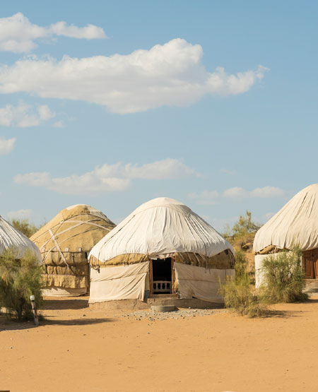 Traditionelle yurt-telte i Usbekistans ørken Traditionelle yurt-telte i Usbekistans ørken