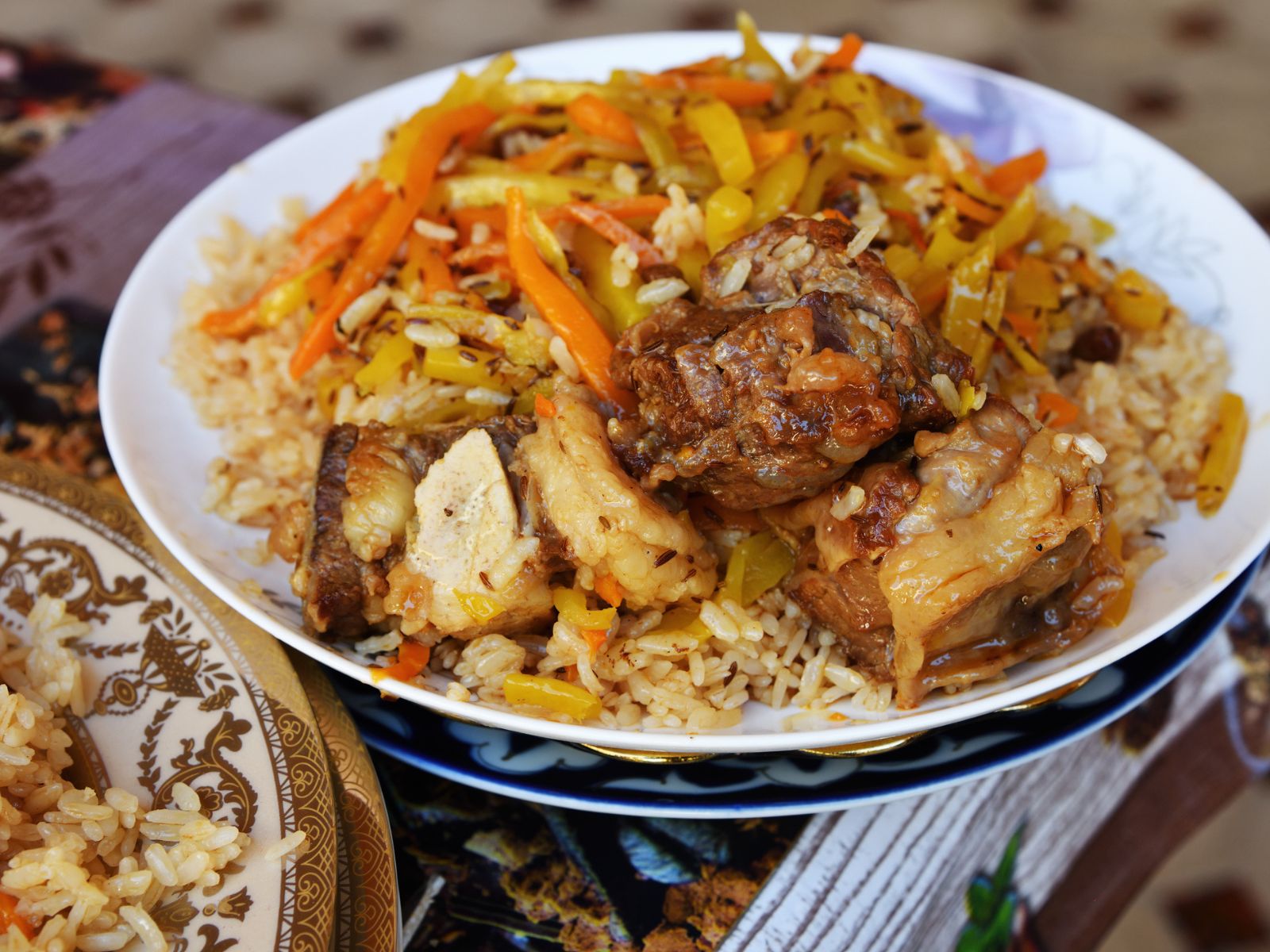 Usbekistans nationalret, Plov – risret med gulerødder, løg, hvidlø, krydderier samt lam eller oksekød. Usbekistans nationalret, Plov – risret med gulerødder, løg, hvidlø, krydderier samt lam eller oksekød.