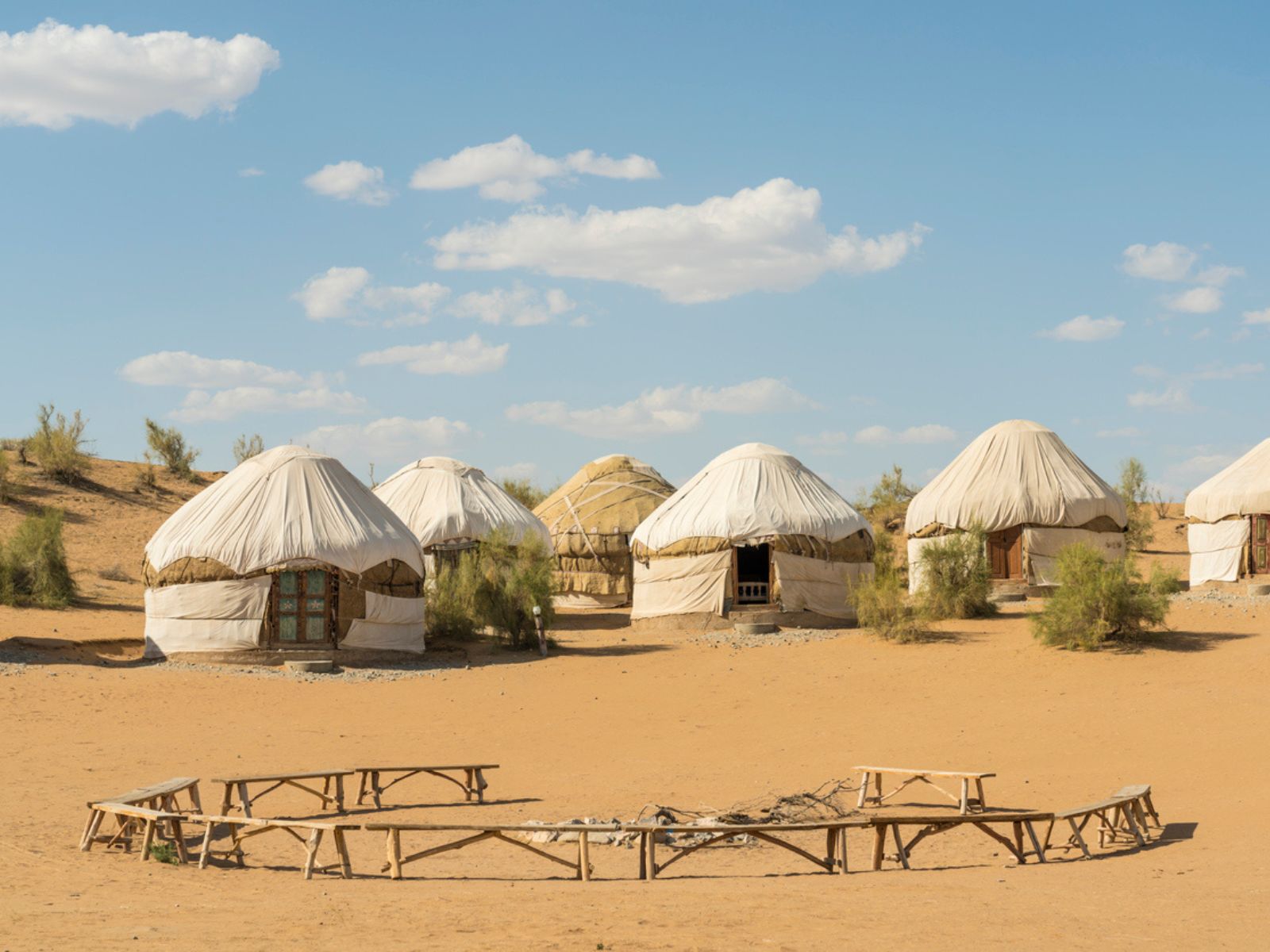Et traditionelt yurt-telt i ørkenen i Usbekistan Et traditionelt yurt-telt i ørkenen i Usbekistan