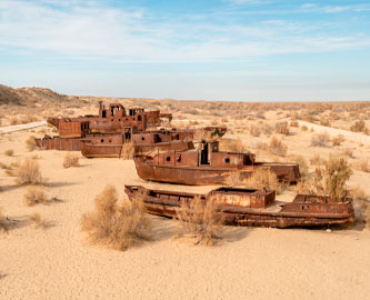 Strandede både ved den udtørrede Aral-sø, Usbekistan Strandede både ved den udtørrede Aral-sø, Usbekistan