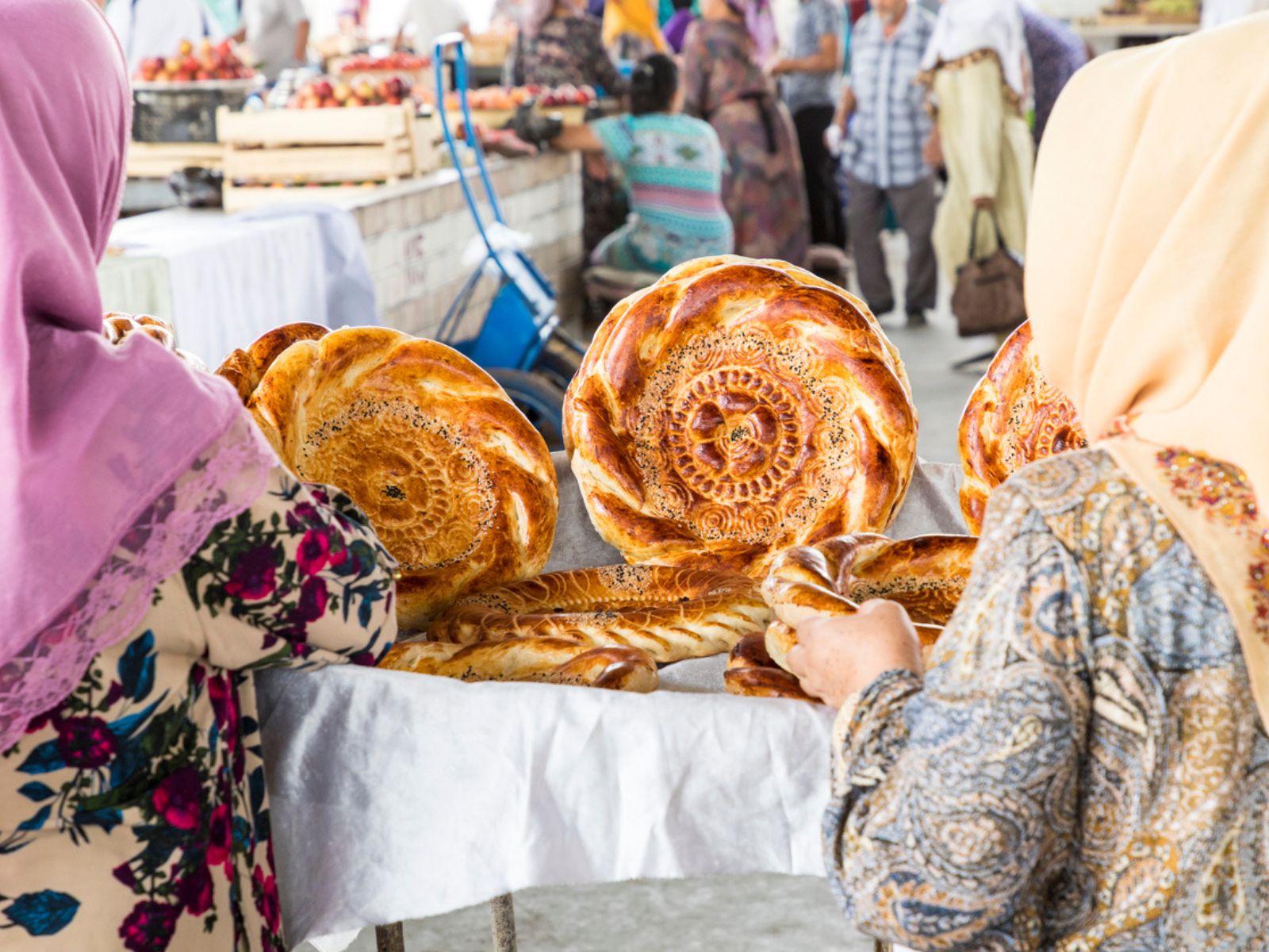Lokale kvinder på marked med brød i Usbekistan Lokale kvinder på marked med brød i Usbekistan