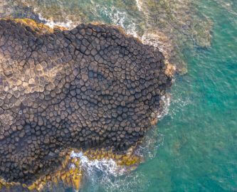 Forunderlige klippeformationer ved Da Dia Reef set fra oven, Vietnam