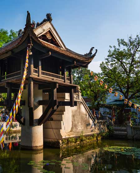 Udsigt til sø og en-søjle pagode i Hanoi