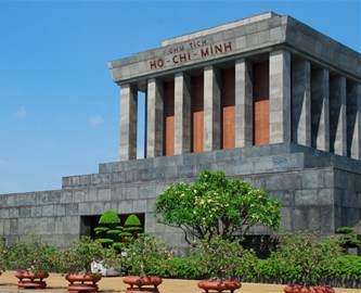 Ho_Chi_Minh_Mausoleum_-_8580298_-_Small_333-270