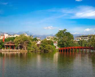 Udsigt over sø med Solstrålebro og Ngoc Son Templet i Hanoi