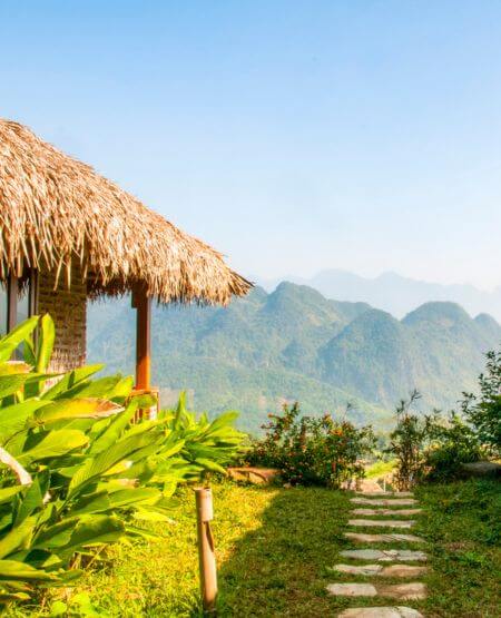 Lokal landsby med udsigt over landskabet i Pú Luông, Thanh Hoa-provinsen i Vietnam