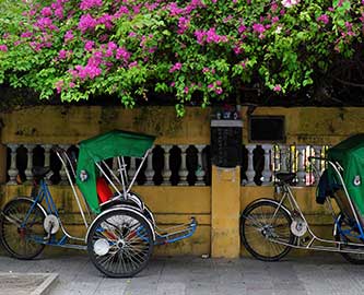 Hyggeligt billede af to cycloer i Vietnam