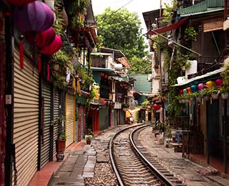 Udsigt til Train Street i Hanoi med togbane i midten af vejen