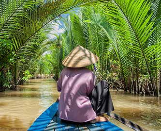 Billede af sejlende vietnameser på Mekong-floden i Ben Tre