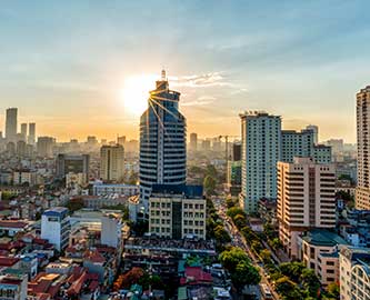 Smuk udsigt over Hanoi skyline i aftenslys