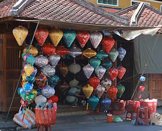 Smukke lanter af silke i butik i Hoi An