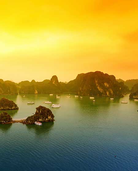 Smuk udsigt over Ha Long bugten i aftensolen