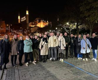 Risskov Rejser foran moské i Istanbul – personaletur