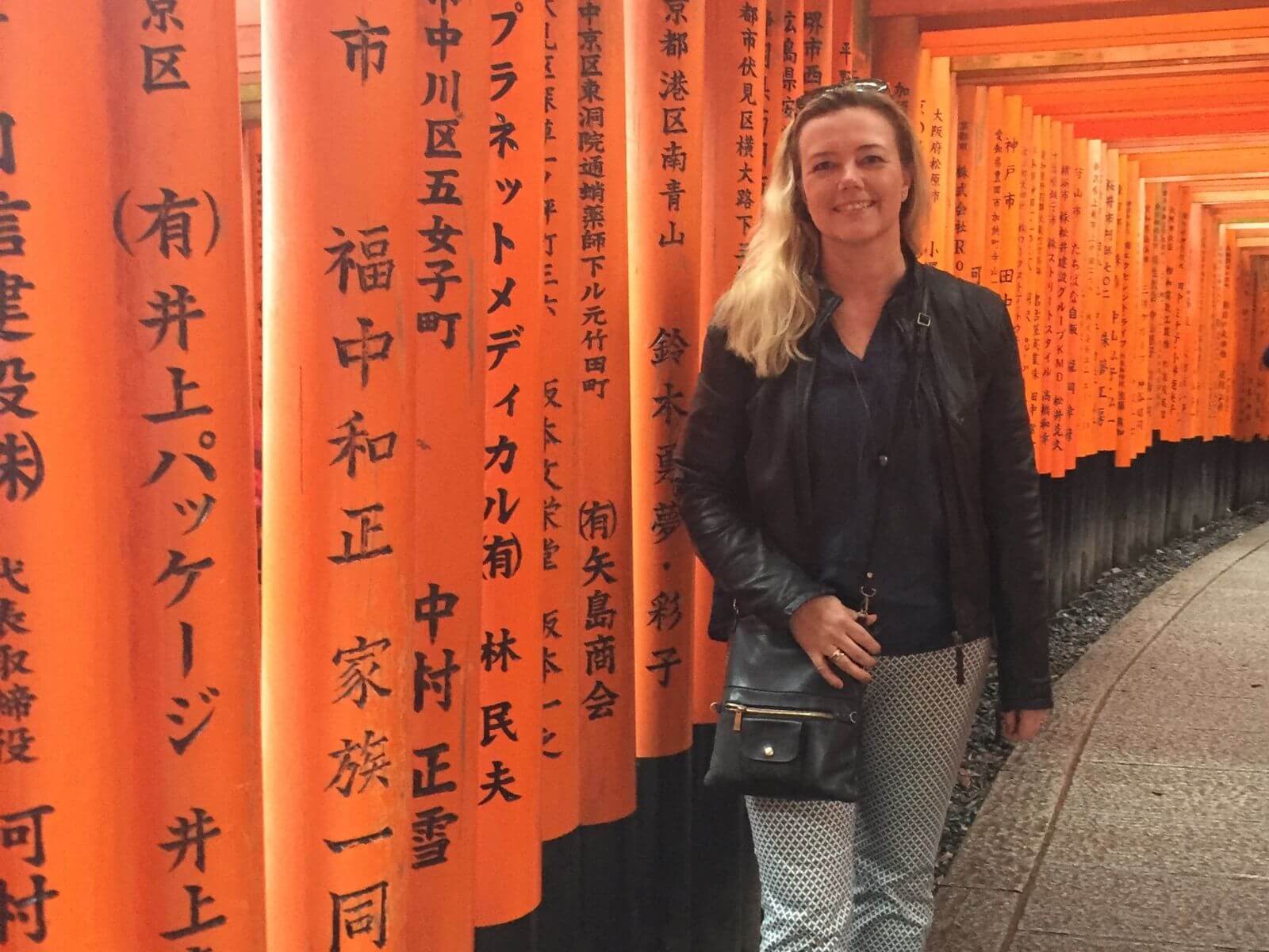 Produktchef Josefine Gudmann foran toriiporte i Japan