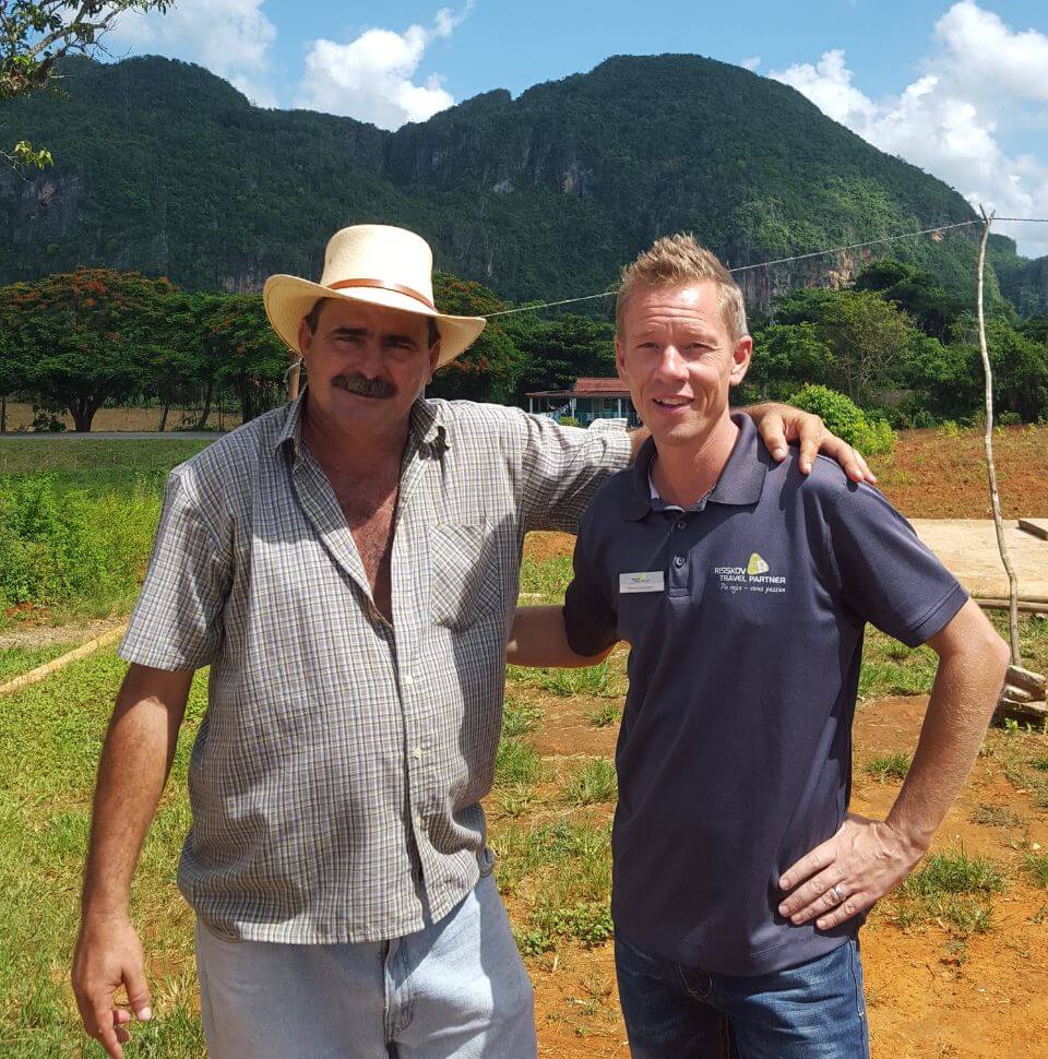 Rejseleder og rejseekspert hos Risskov Rejser, Thomas Stockmarr, med lokal bonde Viñales-dalen i Pinar del Río-provinsen, Cuba