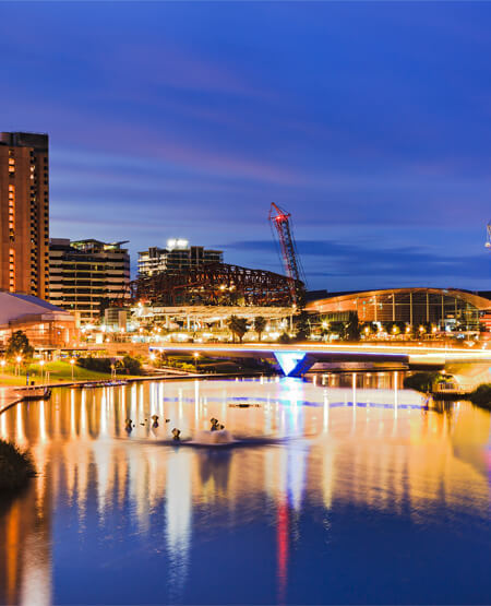 Aftenudsigt over havn med hyggeligt lys i Adelaide i Australien