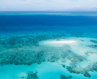 Udsigt ned over Great Barrier Reef i Australien