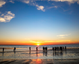 Mindil Beach i solnedgang i Darwin, Australien