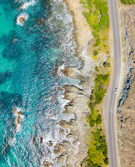 Luftfoto ned på Great Ocean Road og havet i Australien