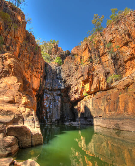 Natur med bjerge og grønt vand i Katherine gorge national park i Australien