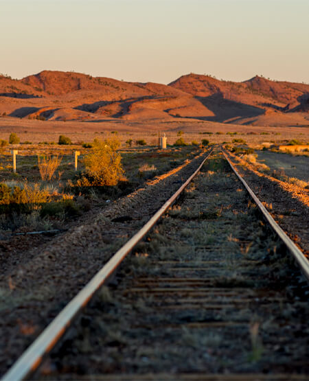Udsigt over Flinders Rangers og togskinner i Australien