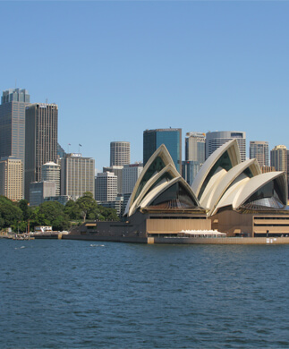 Udsigt fra vandet ind til skyline og Operahuset i Sidney