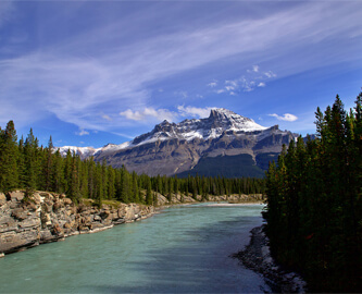 Flot udsigt over sø og bjerge i Alberta i Canada