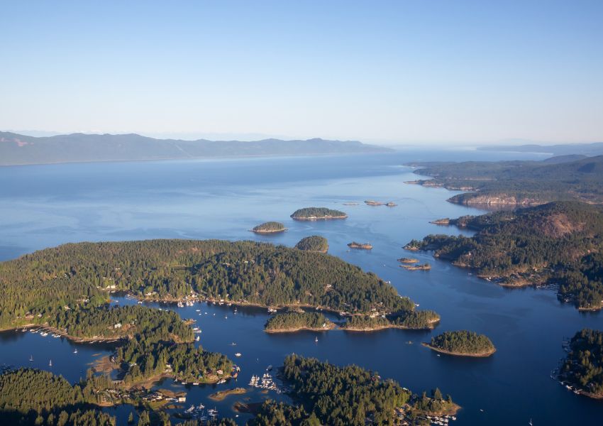 Maderia Park med udsigt over fjorden og de små træklædte øer med både der ligger til, solen skinner