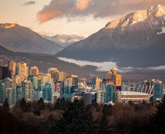 Udsigt over Vancouver by og bjerge i aftenlys