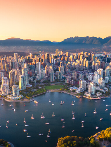 Vancouver set fra luften med klar himmel
