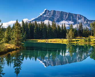 Smukt billede af bjergsø i Banff National Park i Canada