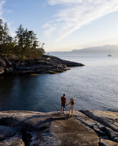 Par kigger over havet ved Sunshine Coast, British Columbia