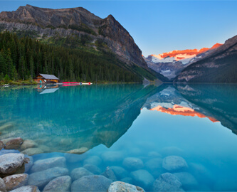 Spejlblank Lake Louise nære Icefields Parkway, Canada