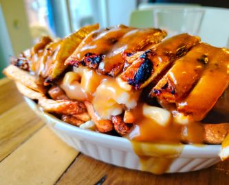 Canadisk Poutine serveret på restaurant i Montreal