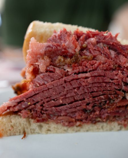 Smoked Meat sandwich serveret i Montreal, Canada