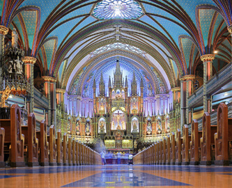 Et kig indenfor i flotte Notra Dame kirken i Montreal i Canada