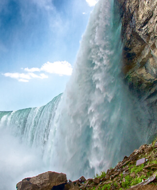 Niagara Falls set nedefra og tæt på