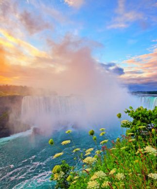 Dampende Niagara Falls set fra bredden
