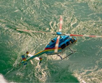 Helikopter over de brusende vandmasser ved NIagara Falls