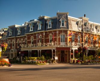 Hotel i gammel engelsk stil i byen Niagara on the Lake